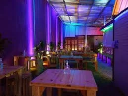 Terraza iluminada de Chonita's Grill